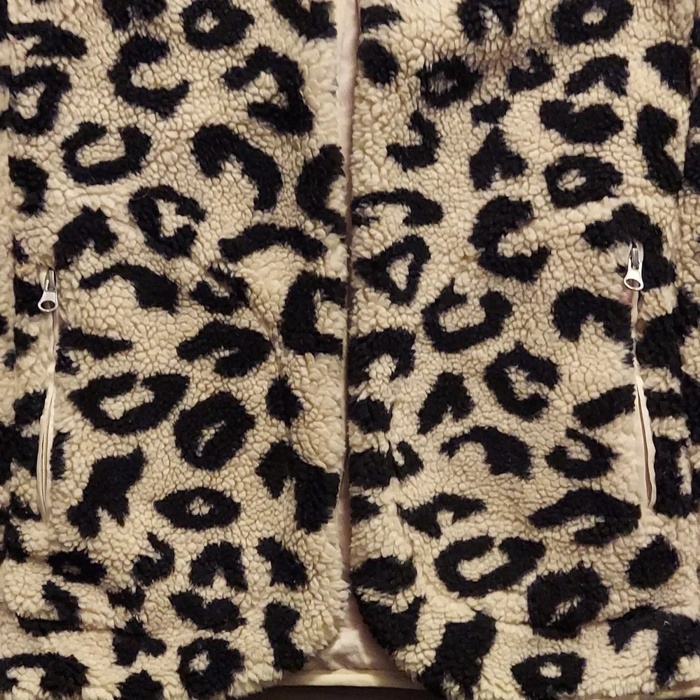 Leopard Sherpa Vest - Picture 2 of 6